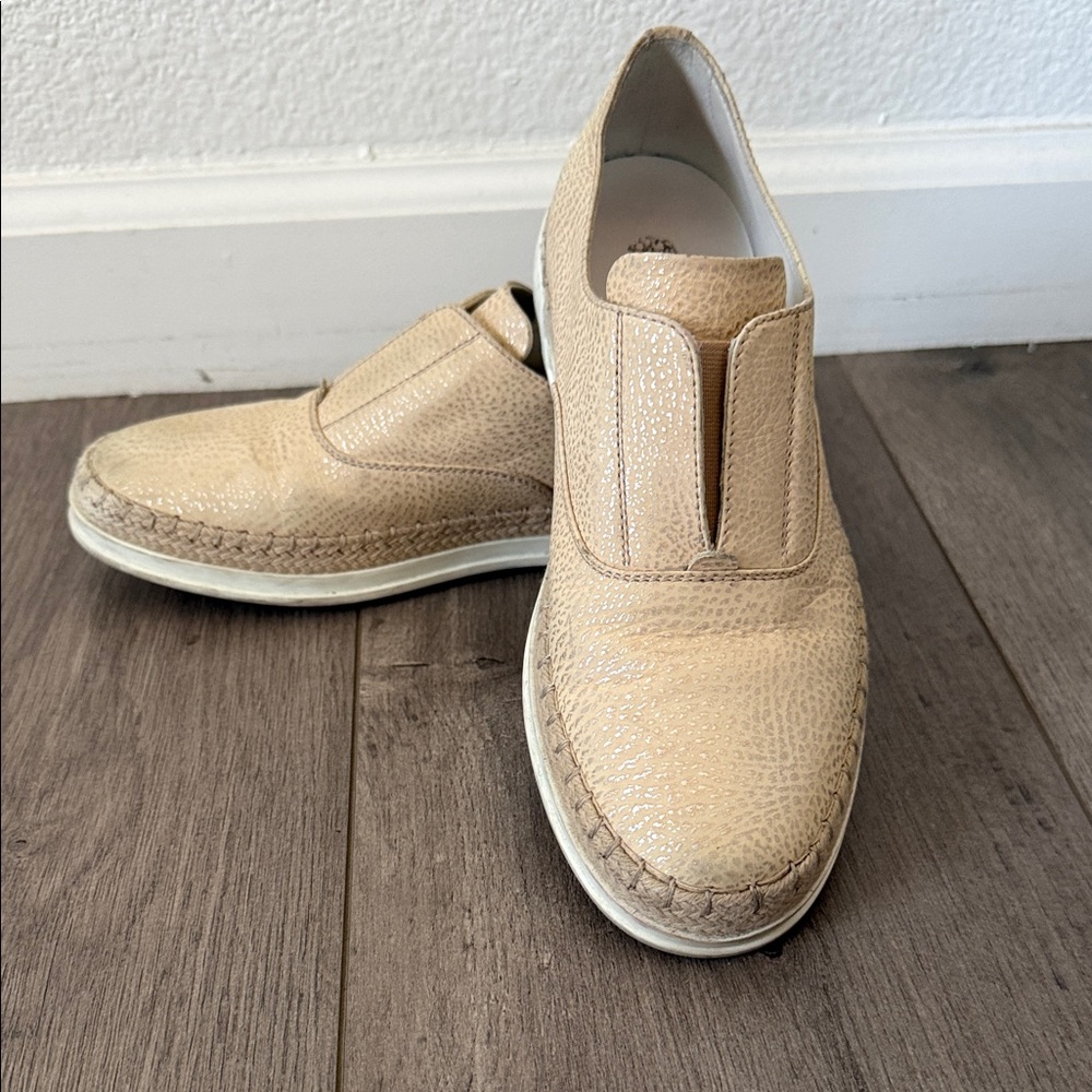 Todd WomensTan Casual Slip-On Shoes Size 34.5